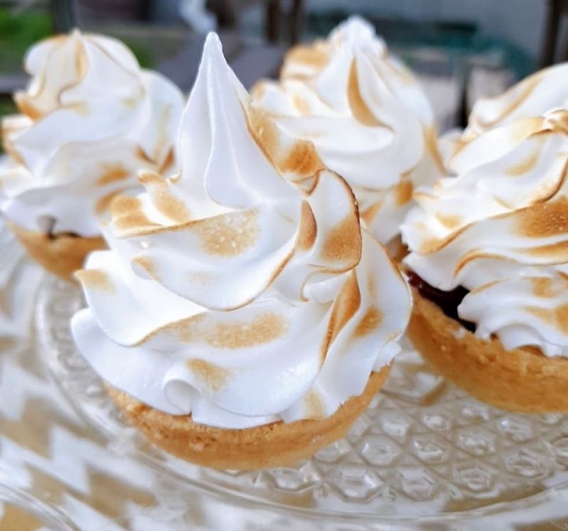 Babeczki z wiśniami i bezą włoską