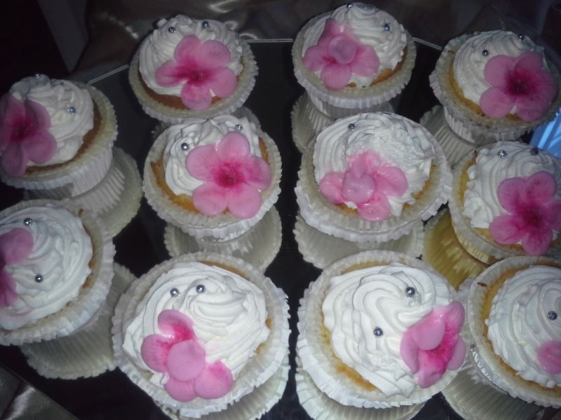 Babeczki ze śmietaną i kwiatkami Babeczki ze śmietaną i kwiatkami