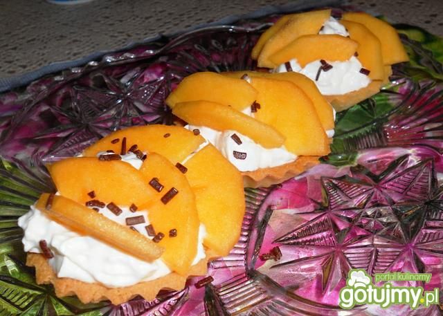 Babeczki ze śmietaną i sharonem Babeczki ze śmietaną i sharonem