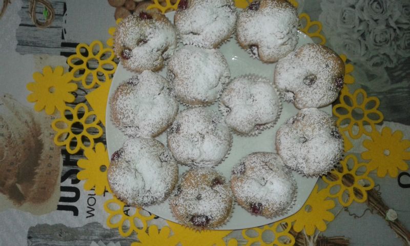 Babeczki ze świeżymi malinami