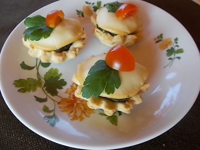 Babeczki ze szpinakiem i wędzonym serem