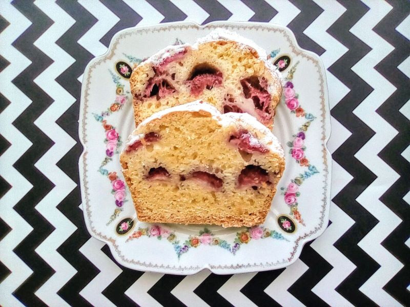 Babka biszkoptowa z  truskawkami