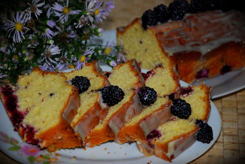 Babka cytrynowa z czernicami Babka cytrynowa z czernicami