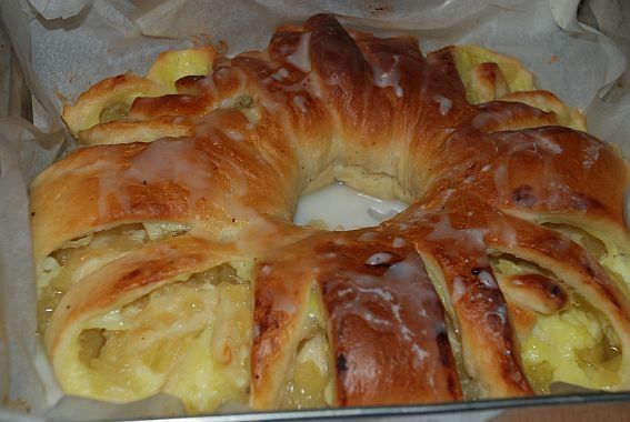 Babka drożdżowa z budyniem i jabłkami Babka drożdżowa z budyniem i jabłkami