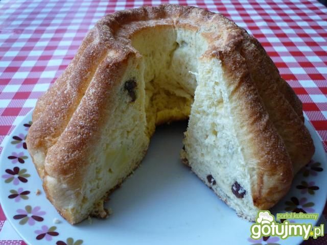 Babka drożdżowa z jabłkami i rodzynkami. Babka drożdżowa z jabłkami i rodzynkami.