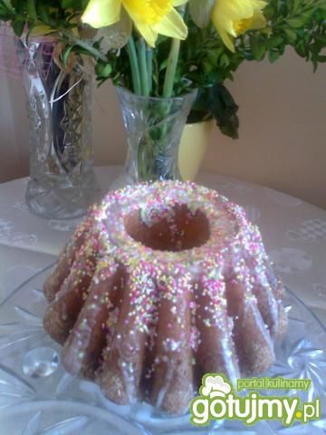 babka drożdżowa z lukrem i posypką babka drożdżowa z lukrem i posypką