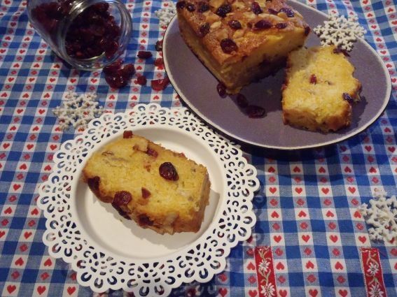 Babka dyniowa z suszoną żurawiną i bananami