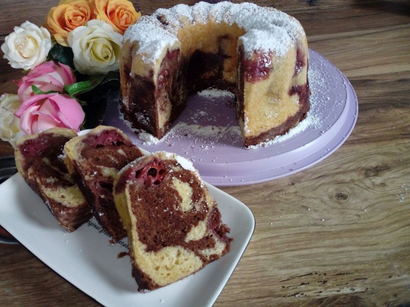 Babka gotowana z truskawkami