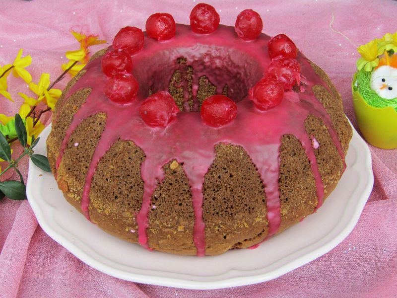 Babka herbaciana z rodzynkami i suszoną wiśnią