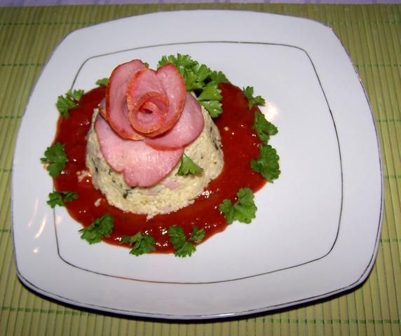 Babka jaglana z różą.