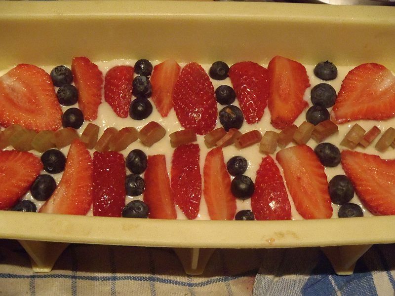 Babka jogurtowa z owocami