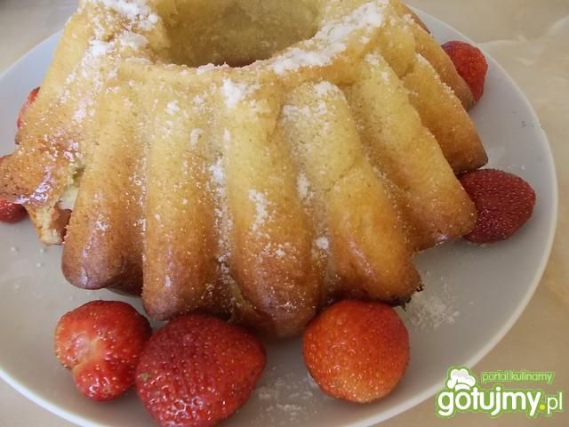 Babka lub babeczki z truskawkami.