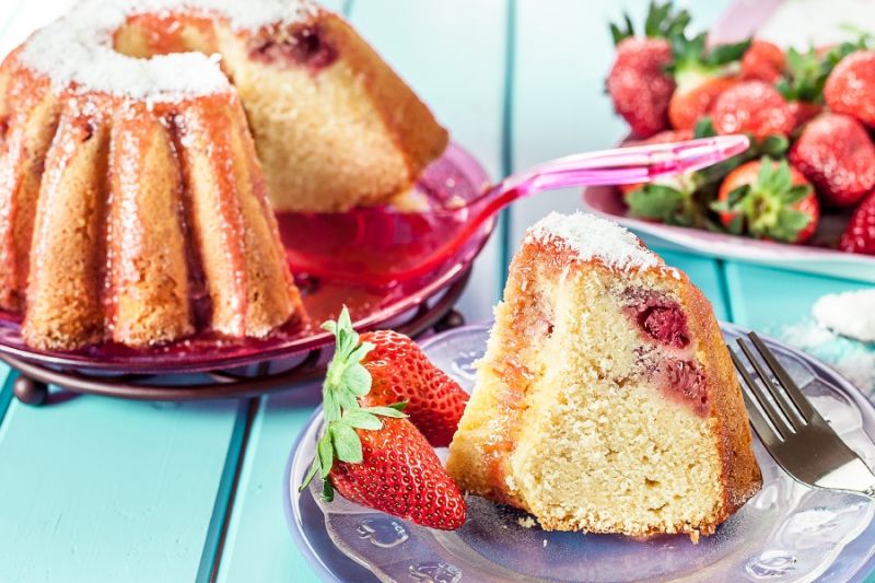 Babka Malibu z truskawkami Babka Malibu z truskawkami