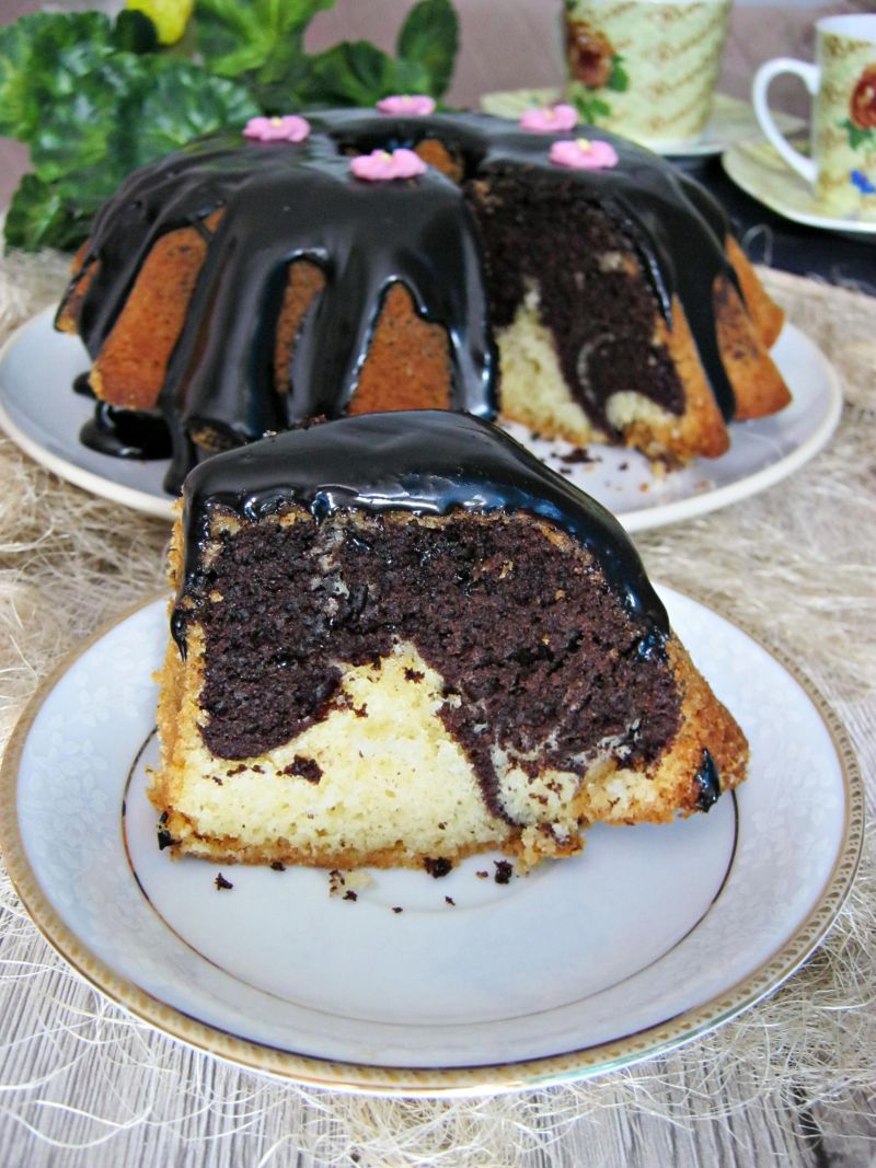 Babka marmurkowa z polewą czekoladową Babka marmurkowa z polewą czekoladową