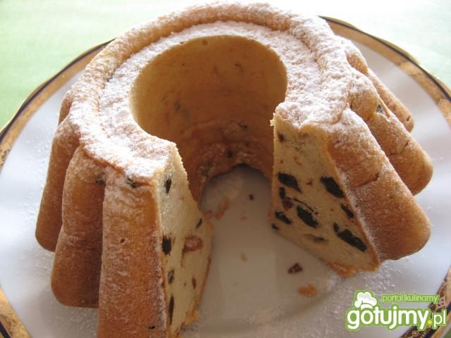 Babka na białkach z suszonymi śliwkami