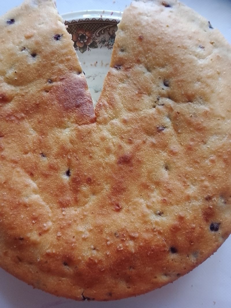 Babka na maślance z czarnymi porzeczkami Babka na maślance z czarnymi porzeczkami