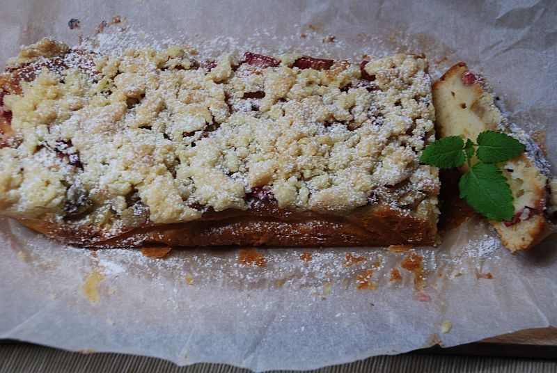 Babka rabarbarowa z kruszonką