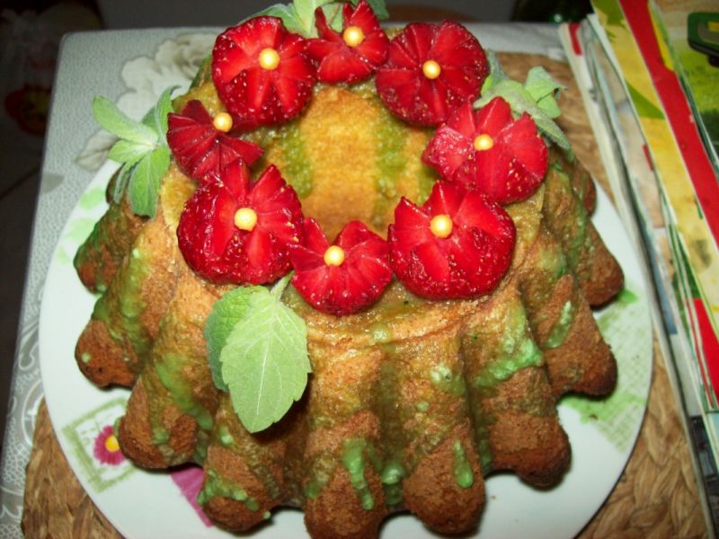 Babka w wersji letniej z truskawkami 