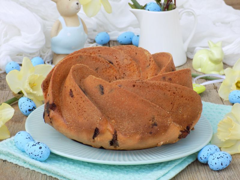 Babka wielkanocna z migdałami i czekoladą Babka wielkanocna z migdałami i czekoladą