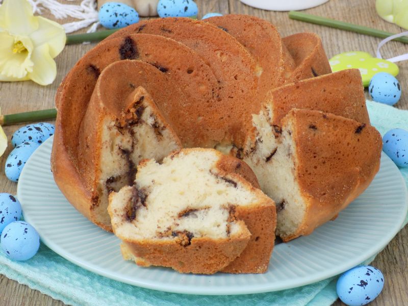 Babka wielkanocna z migdałami i czekoladą Babka wielkanocna z migdałami i czekoladą