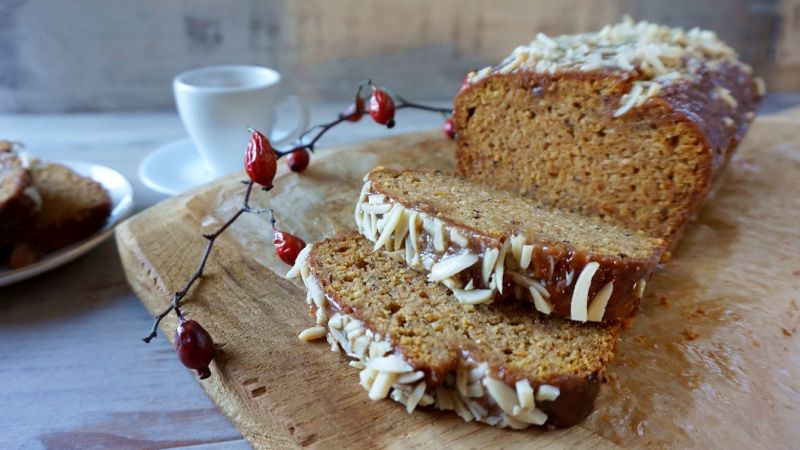 Babka z batatów z karmelem i migdałami  