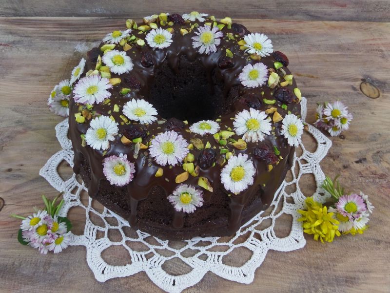 Babka z brązowej fasoli z suszonymi śliwkami Babka z brązowej fasoli z suszonymi śliwkami