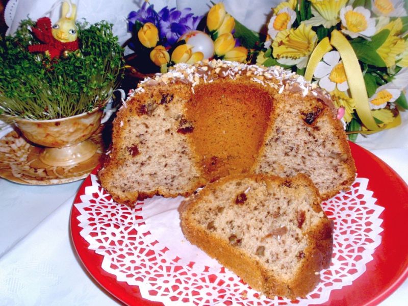 Babka z chałwą i orzechami Babka z chałwą i orzechami