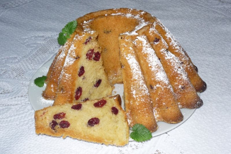 Babka z jogurtem i żurawiną