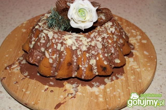 Babka z migdałami i różyczką do dekoracj