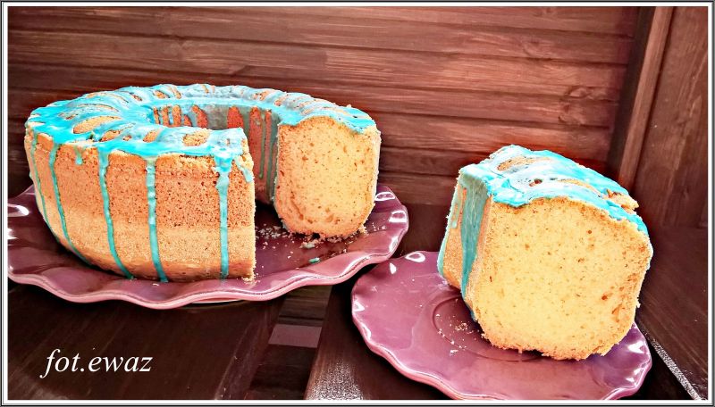 Babka z niebieskim lukrem