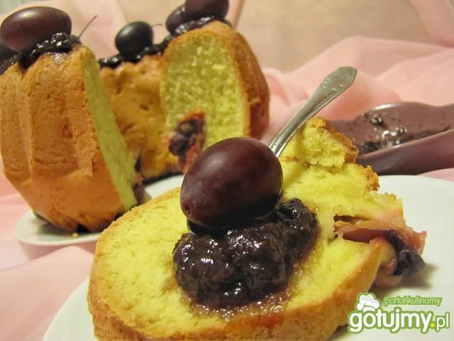 Babka ze śliwkami