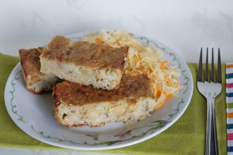 Babka ziemniaczana z ciecierzycą i boczkiem