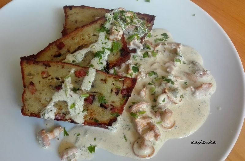 Babka ziemniaczana z sosem kurkowym  Babka ziemniaczana z sosem kurkowym