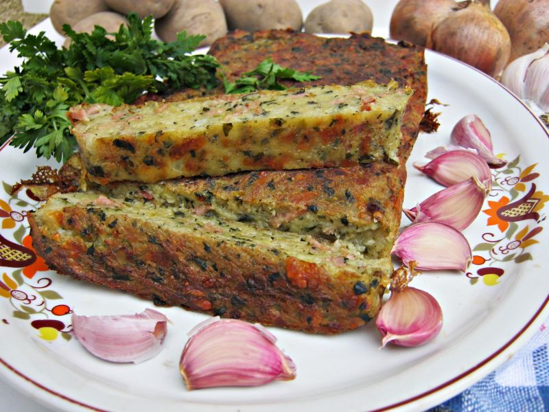 Babka ziemniaczana z szpinakiem, serem i szynką