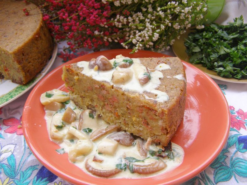 Babka ziemniaczna z kiełbasą z sosem grzybowym