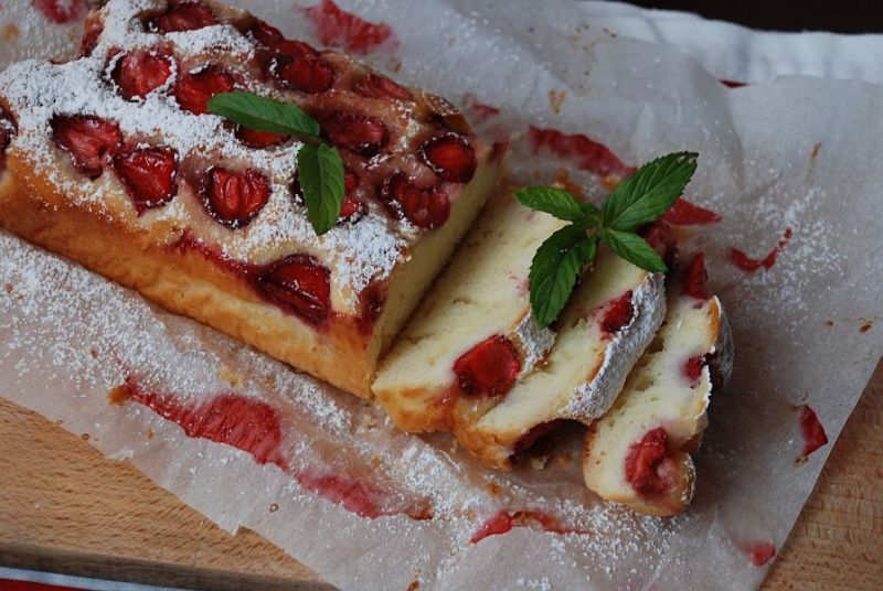 Babki jogurtowe z truskawkami