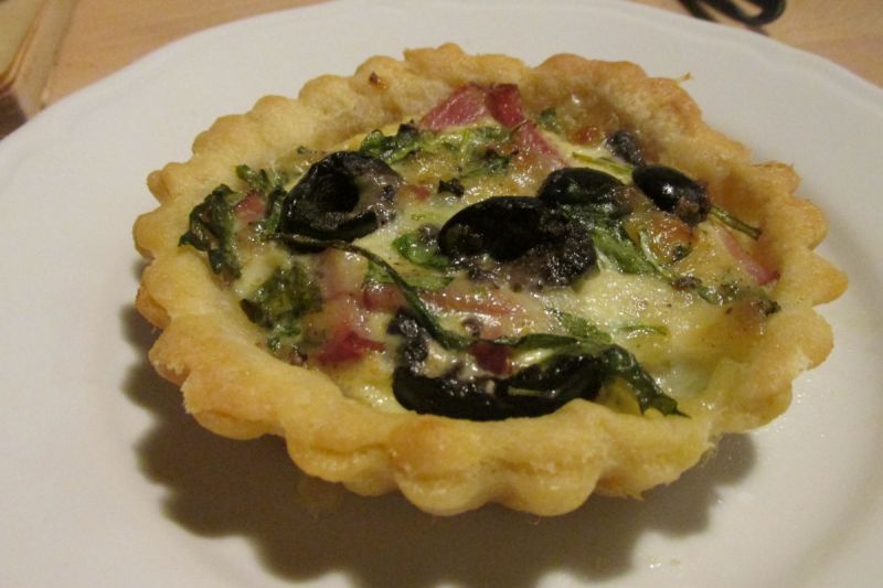 Babki kruche z mozzarellą, szynką i rukolą Babki kruche z mozzarellą, szynką i rukolą