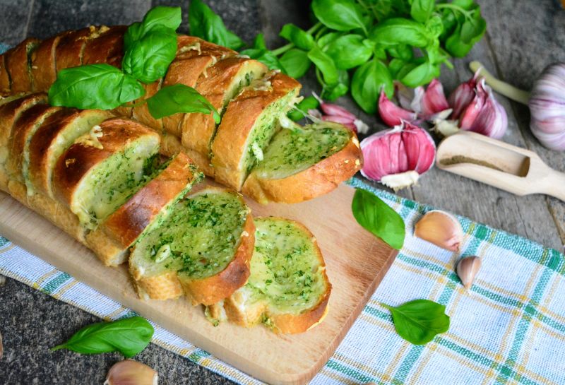 BAGIETKA BAZYLIOWO – CZOSNKOWA BAGIETKA BAZYLIOWO – CZOSNKOWA