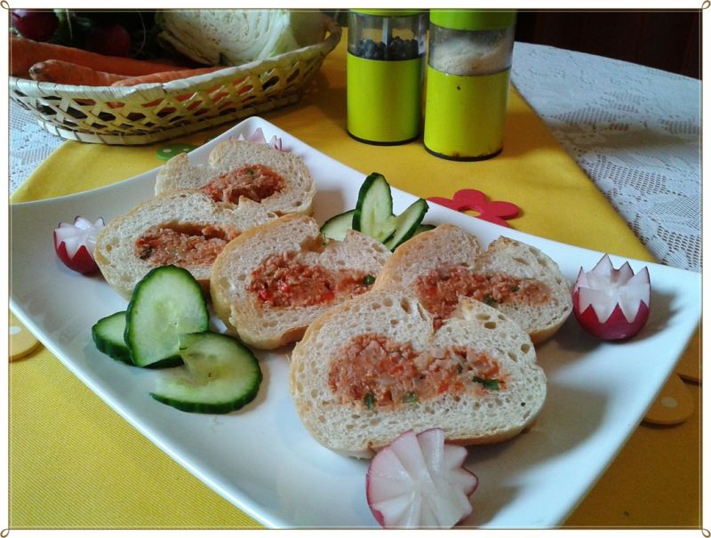 Bagietka nadziewana pastą z mięsa mielonego
