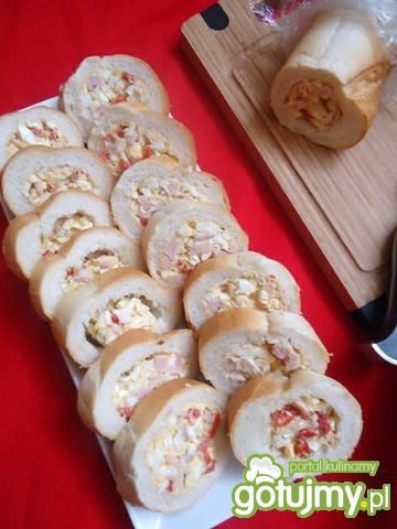 Bagietka nadziewana sałatką z jajkiem