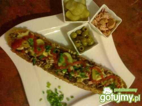 Bagietka pełnoziarnista z tuńczykiem Bagietka pełnoziarnista z tuńczykiem