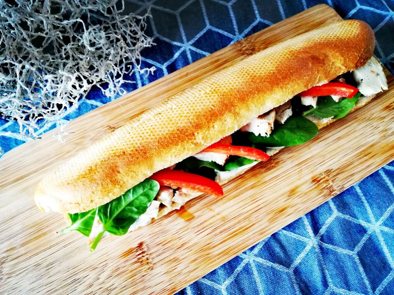 Bagietka z kurczakiem i szpinakiem Bagietka z kurczakiem i szpinakiem