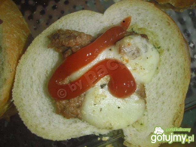 Bagietka z pasztetem i mozzarellą Bagietka z pasztetem i mozzarellą