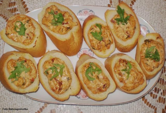 Bagietka z serkiem, suszonymi pomidorami