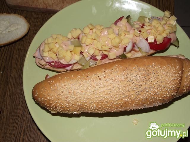 Bagietka z szynką i warzywami na ciepło