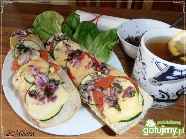 Bagietka z warzywami i serem