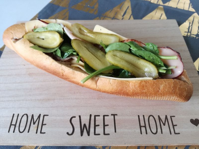 Bagietka z wedliną i szpinakiem Bagietka z wedliną i szpinakiem