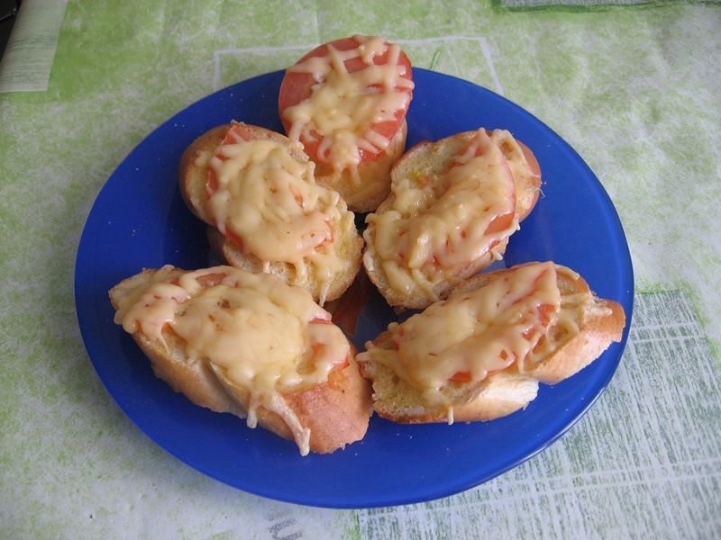 Bagietka zapiekana z pomidorem i serem