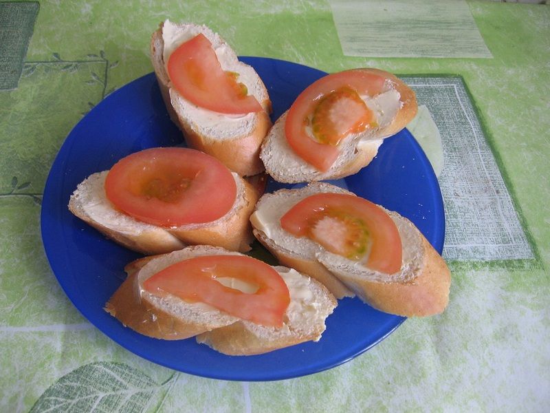 Bagietka zapiekana z pomidorem i serem