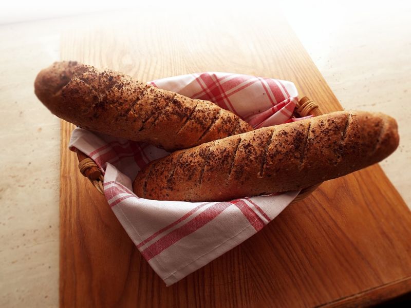 Bagietki z ziarnami na mące graham